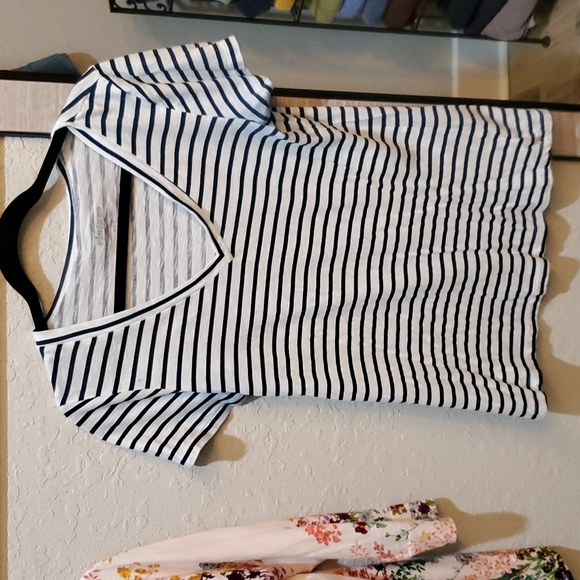 Women's tops some are dressy some are comfy - Picture 4 of 16